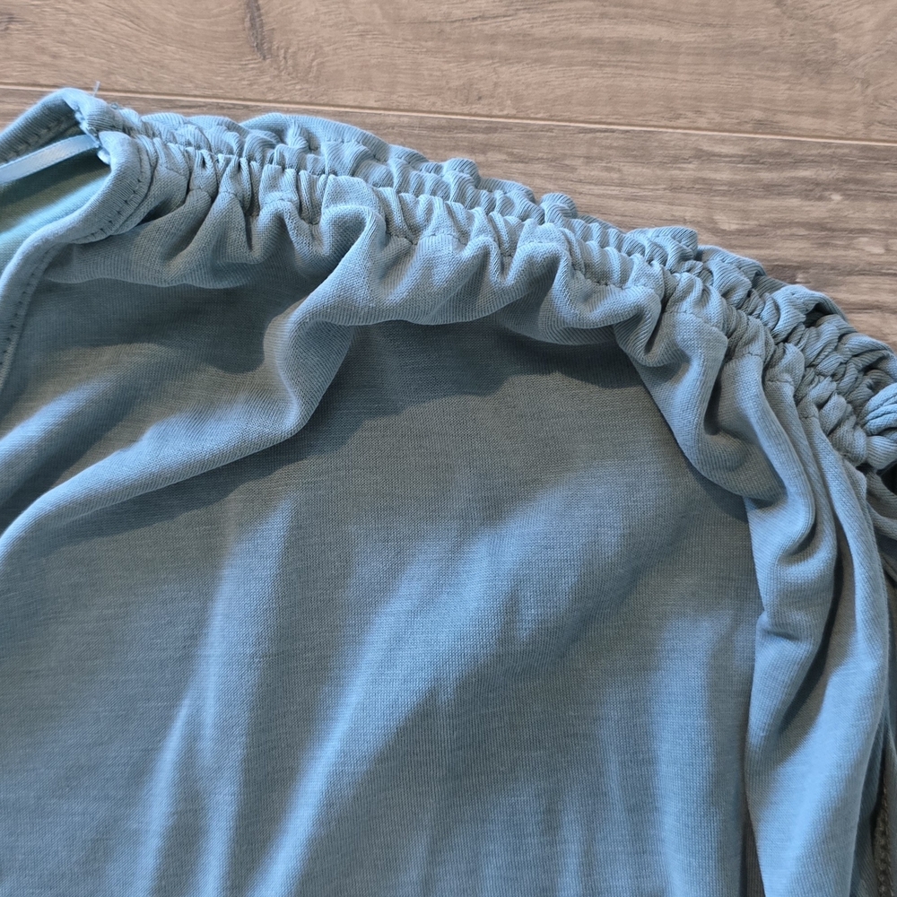Green Envelope Green Blouse with Adjustable Shoulders - Picture 2 of 5